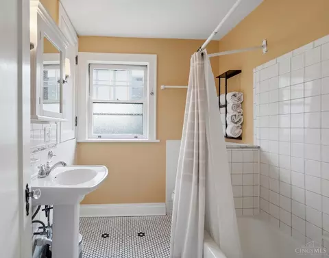 Bath - 320 Amazon Ave, Cincinnati, OH 45220 photo 1 of 2