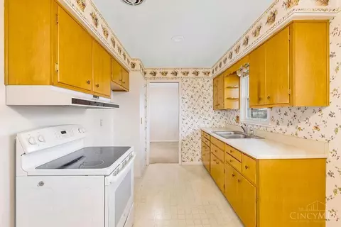 Kitchen - 330 Kenyon Dr, Hamilton, OH 45015 photo 3 of 5