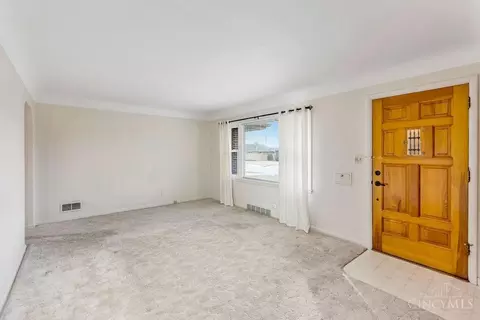 Living - 330 Kenyon Dr, Hamilton, OH 45015 photo 2 of 3