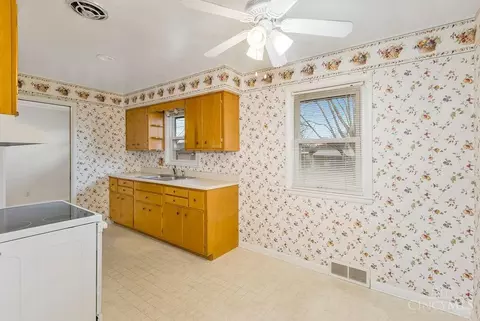 Kitchen - 330 Kenyon Dr, Hamilton, OH 45015 photo 2 of 5