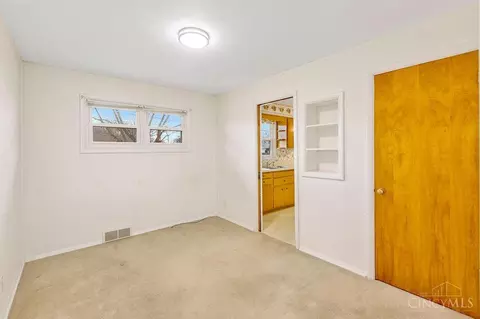 Bedroom - 330 Kenyon Dr, Hamilton, OH 45015 photo 2 of 7