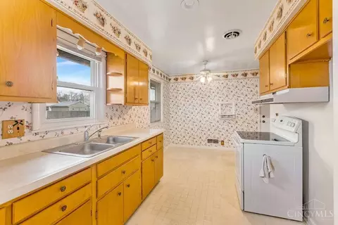 Kitchen - 330 Kenyon Dr, Hamilton, OH 45015 photo 5 of 5