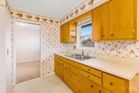 Kitchen - 330 Kenyon Dr, Hamilton, OH 45015 photo 4 of 5