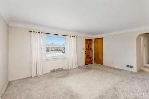 Living - 330 Kenyon Dr, Hamilton, OH 45015 photo 3 of 3