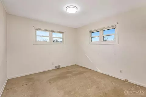 Bedroom - 330 Kenyon Dr, Hamilton, OH 45015 photo 4 of 7