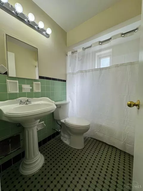 Bath - 2507 Kellerman Ave, Golf Manor, OH 45237 photo 2 of 3