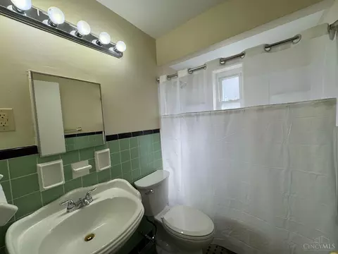 Bath - 2507 Kellerman Ave, Golf Manor, OH 45237 photo 1 of 3