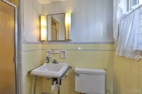 Bath - 10022 Lakeside Dr, Cincinnati, OH 45231 photo 1 of 3