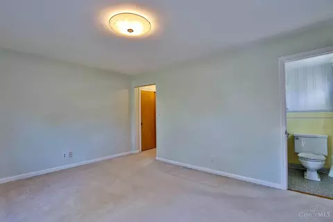 Bedroom - 10022 Lakeside Dr, Cincinnati, OH 45231 photo 3 of 7