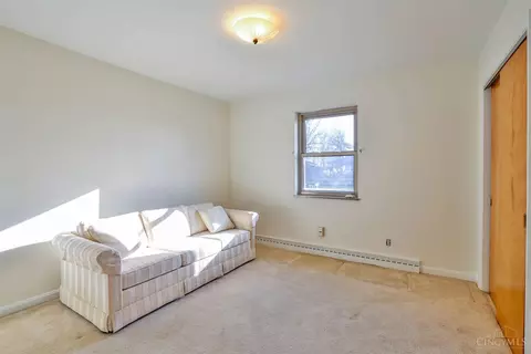 Bedroom - 10022 Lakeside Dr, Cincinnati, OH 45231 photo 6 of 7