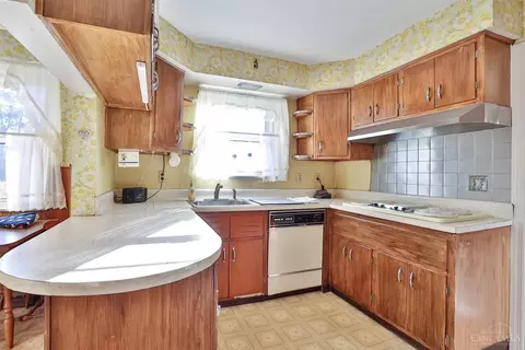 Kitchen - 10022 Lakeside Dr, Cincinnati, OH 45231 photo 2 of 4