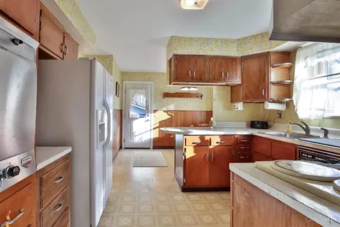 Kitchen - 10022 Lakeside Dr, Cincinnati, OH 45231 photo 3 of 4