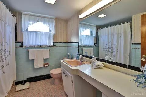 Bath - 10022 Lakeside Dr, Cincinnati, OH 45231 photo 3 of 3