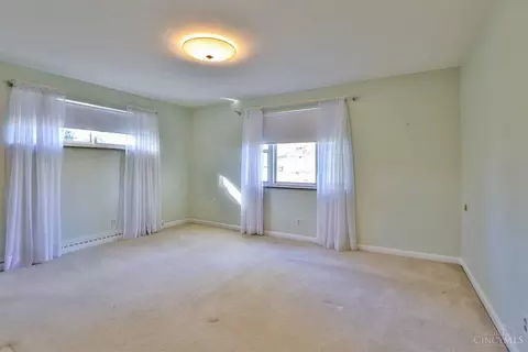 Bedroom - 10022 Lakeside Dr, Cincinnati, OH 45231 photo 1 of 7