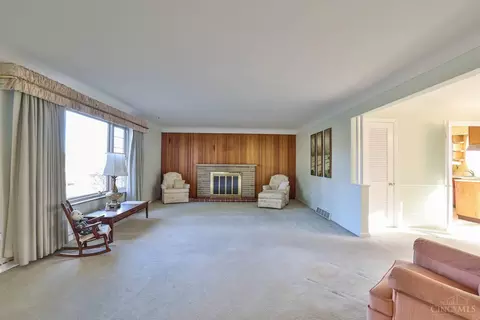 Living - 10022 Lakeside Dr, Cincinnati, OH 45231 photo 2 of 5