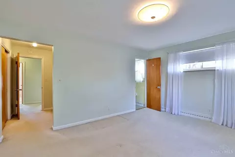 Bedroom - 10022 Lakeside Dr, Cincinnati, OH 45231 photo 2 of 7