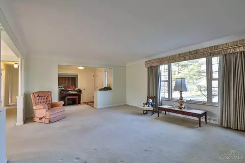 Living - 10022 Lakeside Dr, Cincinnati, OH 45231 photo 3 of 5
