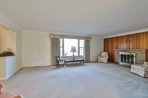 Living - 10022 Lakeside Dr, Cincinnati, OH 45231 photo 4 of 5