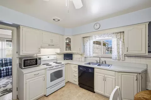 Kitchen - 3300 Pleasant Ave, Hamilton, OH 45015 photo 2 of 8