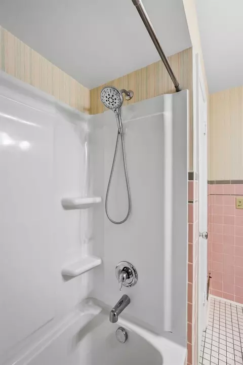Bath - 3300 Pleasant Ave, Hamilton, OH 45015 photo 3 of 6