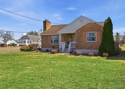 Exterior - 3300 Pleasant Ave, Hamilton, OH 45015 photo 4 of 26
