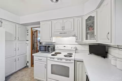 Kitchen - 3300 Pleasant Ave, Hamilton, OH 45015 photo 5 of 8