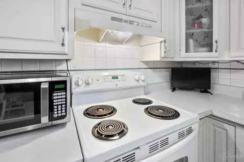Kitchen - 3300 Pleasant Ave, Hamilton, OH 45015 photo 6 of 8