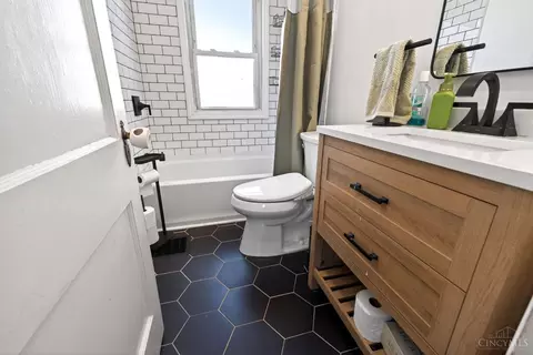 Bath - 902 E St, Hamilton, OH 45013 photo 2 of 2