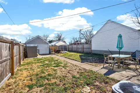 Exterior - 902 E St, Hamilton, OH 45013 photo 5 of 9