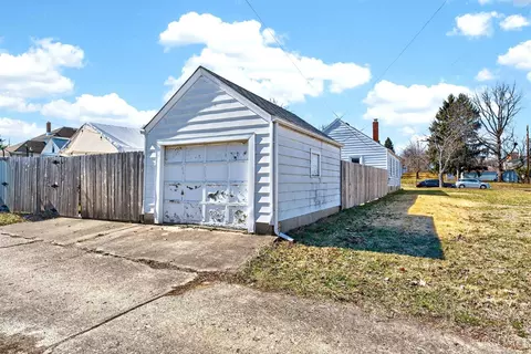 Exterior - 902 E St, Hamilton, OH 45013 photo 6 of 9