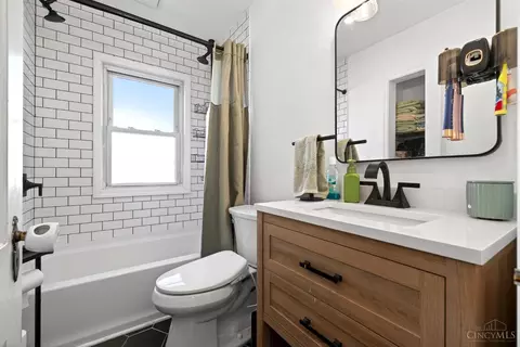 Bath - 902 E St, Hamilton, OH 45013 photo 1 of 2