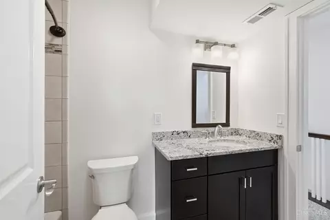 Bath - 3003 Riverside Dr, Cincinnati, OH 45226 photo 5 of 8