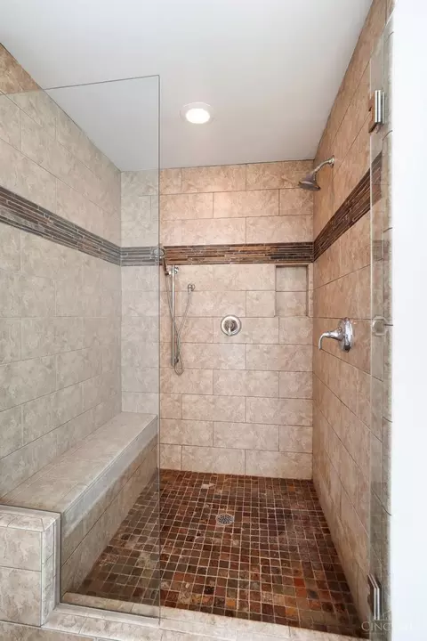 Bath - 3003 Riverside Dr, Cincinnati, OH 45226 photo 4 of 8