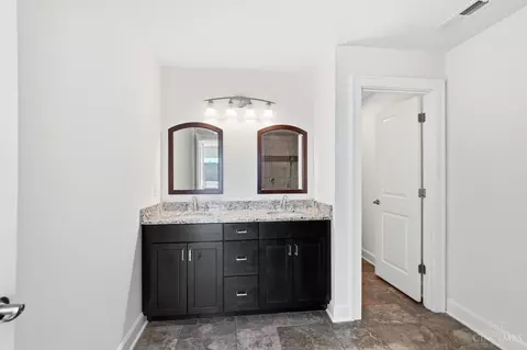 Bath - 3003 Riverside Dr, Cincinnati, OH 45226 photo 2 of 8