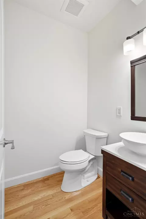 Bath - 3003 Riverside Dr, Cincinnati, OH 45226 photo 1 of 8