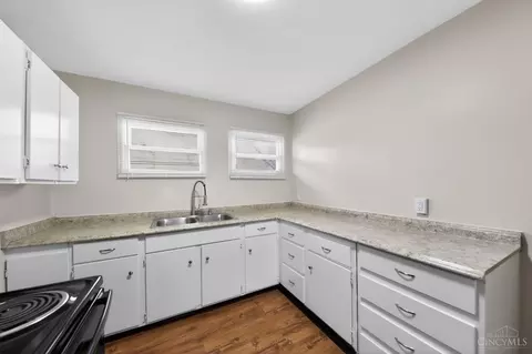Kitchen - 9636 Pippin Rd, Cincinnati, OH 45231 photo 2 of 4