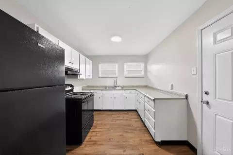 Kitchen - 9636 Pippin Rd, Cincinnati, OH 45231 photo 4 of 4