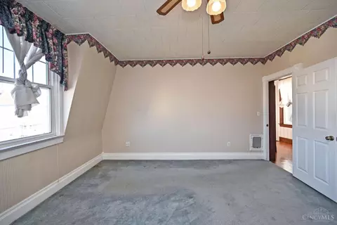 Bedroom - 215 Walnut St, Elmwood Place, OH 45216 photo 3 of 9
