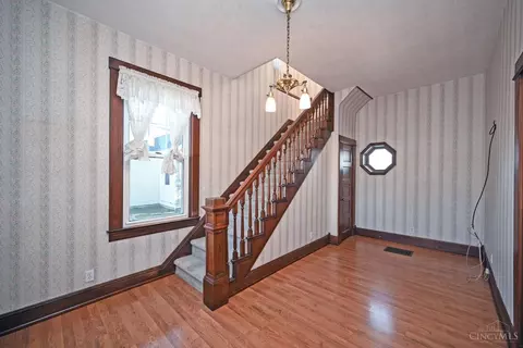 Entry Way - 215 Walnut St, Elmwood Place, OH 45216 photo 2 of 6