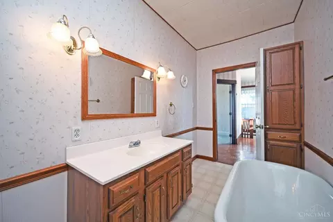 Bath - 215 Walnut St, Elmwood Place, OH 45216 photo 5 of 5