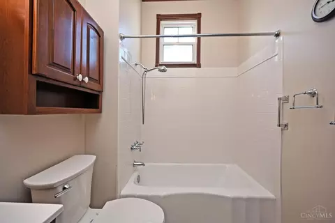 Bath - 215 Walnut St, Elmwood Place, OH 45216 photo 2 of 5