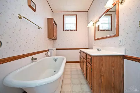 Bath - 215 Walnut St, Elmwood Place, OH 45216 photo 3 of 5