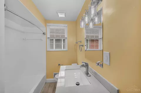 Bath - 3914 Meyerfeld Ave, Cheviot, OH 45211 photo 3 of 8
