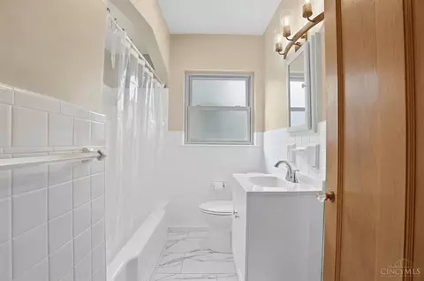 Bath - 5965 Wayside Ave, Cincinnati, OH 45230 photo 2 of 6