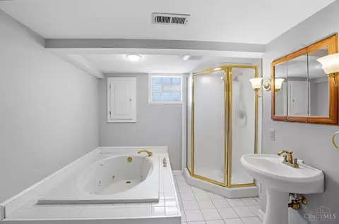 Bath - 5965 Wayside Ave, Cincinnati, OH 45230 photo 5 of 6