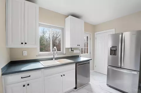 Kitchen - 5965 Wayside Ave, Cincinnati, OH 45230 photo 3 of 4