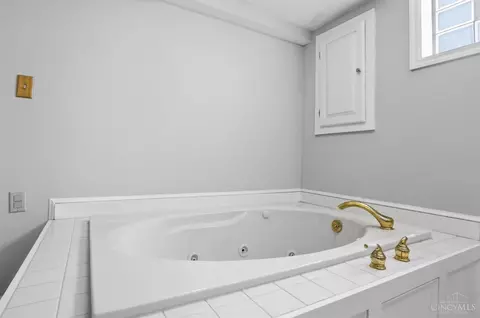 Bath - 5965 Wayside Ave, Cincinnati, OH 45230 photo 6 of 6