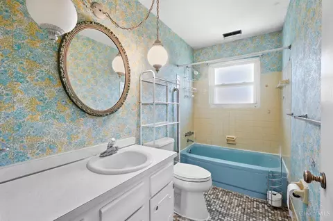 Bath - 571 Libbejo Dr, Cincinnati, OH 45233 photo 2 of 3