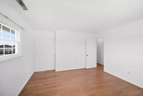 Bedroom - 571 Libbejo Dr, Cincinnati, OH 45233 photo 5 of 10