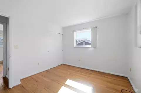 Bedroom - 571 Libbejo Dr, Cincinnati, OH 45233 photo 8 of 10